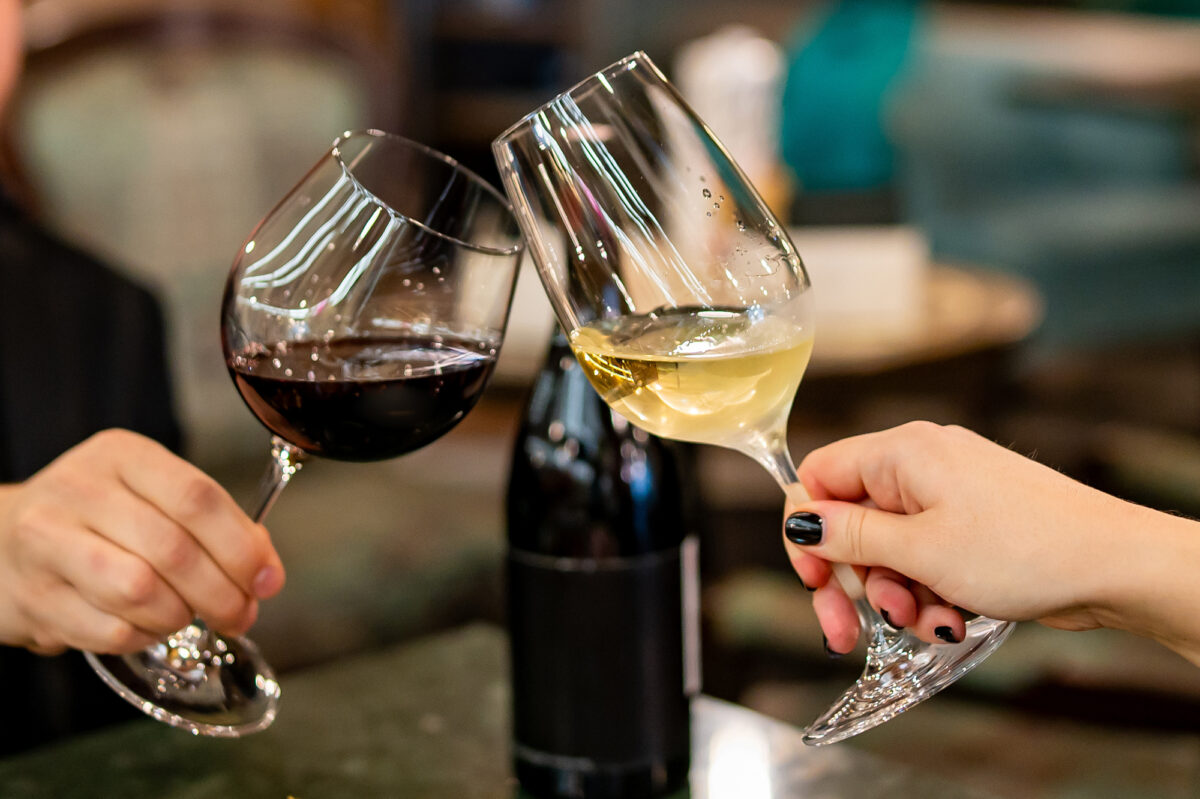 Proosten op een gezellige avond bij brasserie tante pos