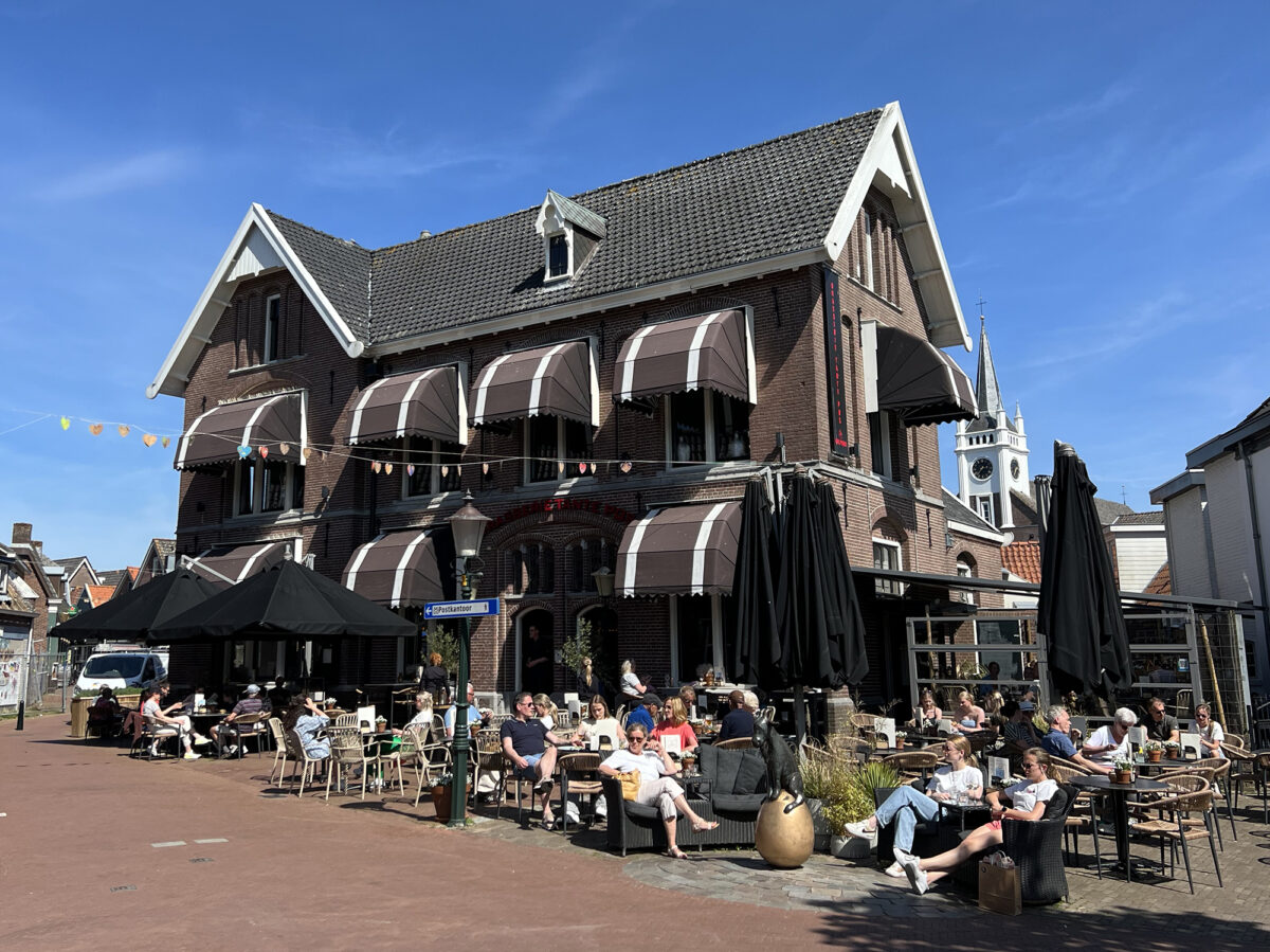 Terras op de Markt in Ommen - Brasserie Tante Pos