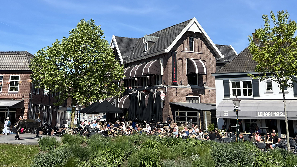 Hét terras aan de markt in Ommen - Brasserie Tante Pos